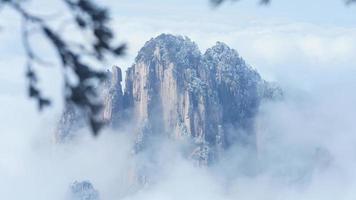 el hermosa congelado montañas ver cubierto por el blanco nieve y hielo en invierno foto