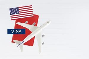 Estados Unidos America visa y pasaporte con avión y bandera en blanco antecedentes con Copiar espacio. foto