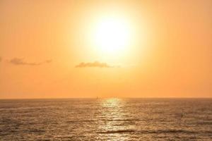 puesta de sol sobre el mar foto