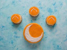 Ramadán dulces antecedentes. delicioso hecho en casa dorado pastel con un creciente Luna foto