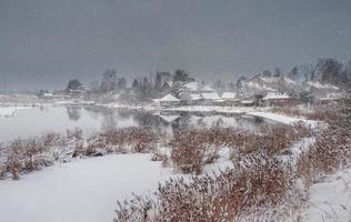 antiguo pescar pueblo en un Nevado invierno día. foto