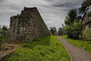 histórico defensivo pared de un Roca castillo en Polonia en dobczyce en un verano día con vista a el lago foto