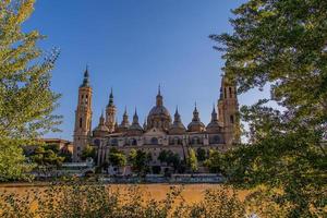 septiembre otoño ver de el catedral y el río en zaragoza en España en un calentar soleado día foto