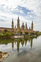 paisaje nuestra señora del pilar catedral basílica ver desde el ebro río en un primavera día foto