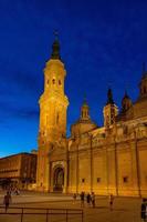 histórico catedral zaragoza a noche y verano noche foto