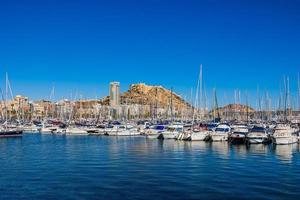 urbano paisaje ver de el Puerto de alicante España en un soleado día foto