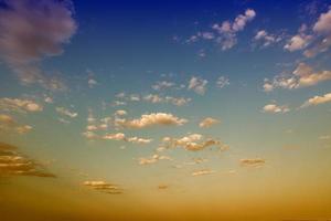 natural azul cielo antecedentes con blanco nubes foto