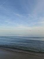 playa paisaje paz y tranquilo en un soleado calentar día foto