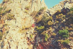 Mediterráneo paisaje y rocas en el turco ciudad de Alanya en un calentar verano tarde foto