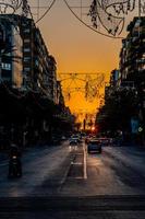 urbano paisaje puesta de sol en alicante ciudad en España en un amplio calle en noviembre foto