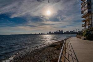 urbano paisaje de alicante España edificio en el paseo marítimo por el playa foto