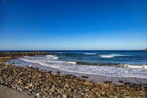 calentar playa paisaje en el capital en el Español canario isla gran canaria en un claro día foto