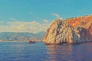 Mediterráneo paisaje y rocas en el turco ciudad de Alanya en un calentar verano tarde foto