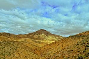 vacío misterioso montañoso paisaje desde el centrar de el canario isla Español fuerteventura con un nublado cielo foto