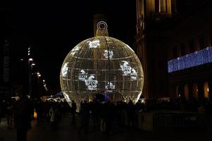 original Navidad iluminación a noche en el Español ciudad de zaragoza foto