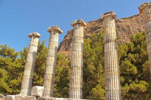 antiguo restos de el antiguo templo de atenea en priene en Turquía en un caliente verano día foto