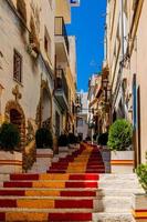 antiguo escalera en calpe, España en el antiguo pueblo pintado rojo y amarillo en el color de el del país bandera foto