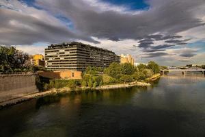 paisaje en un primavera día terminado el ciudad puente y el ebro río en el Español ciudad de zaragoza foto