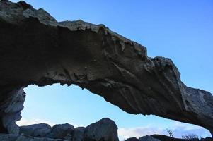 arco de roca natural foto