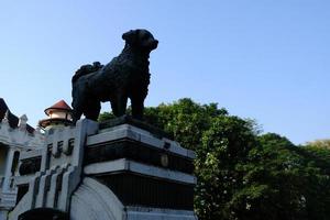 ya le Monumento en frente de sanam chandra palacio dónde es un famoso punto de referencia de nakhon camino provincia tailandia foto