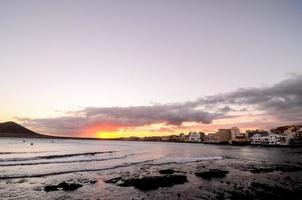 puesta de sol sobre el mar foto