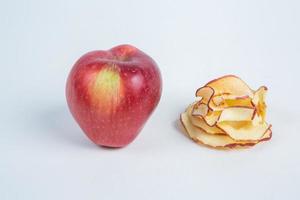 seco frutas aislado en blanco antecedentes. sano comiendo concepto. parte superior vista. sano vegetariano comida concepto. seco Fruta papas fritas. foto