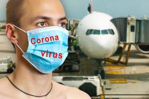 retrato de un enfermo hombre vistiendo médico máscara con coronavirus texto a blanco antecedentes. coronavirus concepto. proteger tu salud. foto