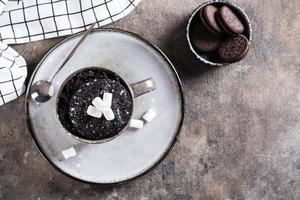 chocolate pastel en un jarra con Malvaviscos y en polvo azúcar para hecho en casa postre parte superior ver foto