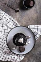 rápido chocolate pastel jarra con Malvaviscos en un plato en el mesa parte superior y vertical ver foto