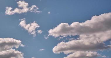 4k Zeitraffer schillernde verschiedene Wolkenschichten am blauen Himmel video