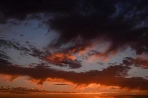 cielo colorido al atardecer foto