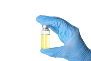 ein Arzt Hand im medizinisch Handschuhe hält ein Impfstoff Phiole. transparent Hintergrund. png