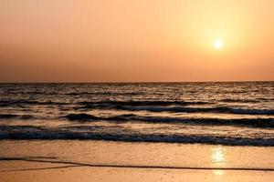 puesta de sol sobre el mar foto