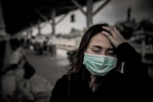 asiático viajero mujer vestir máscara para proteger coronavirus, tailandés mujer vistiendo cara máscara respiratorio proteger y filtrar pm2.5 foto