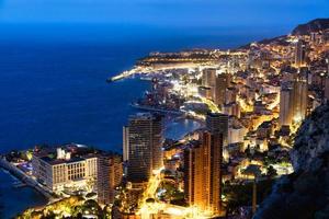 panorama de monte carlo iluminado por la noche. paisaje urbano con arquitectura de lujo. foto