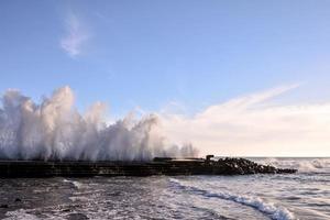 enormes olas del mar foto