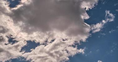 4k Zeitraffer irisierend anders Schichten von Wolken im Blau Himmel mit mit Blendung von Sonne Strahlen video