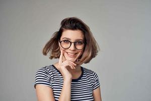 hermosa mujer en de moda ropa ligero antecedentes estilo de vida foto