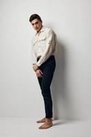 hombre en blanco camisa casual ropa moderno estilo Moda posando foto