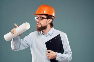 masculino ingeniero profesional naranja difícil sombrero la seguridad construcción planos en manos foto