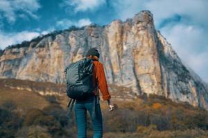 mujer caminante admirar naturaleza rocoso montañas viaje foto