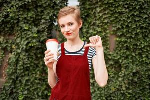 bonito mujer al aire libre un taza de café ocio caminar foto