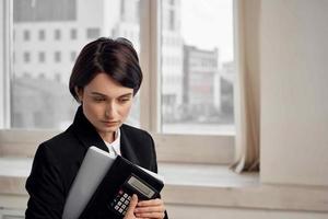 mujer en disfraz secretario oficina ejecutivo ligero antecedentes foto