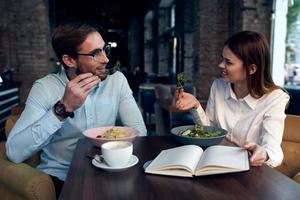 negocio hombre y mujer desayuno en un café comunicación trabajo colegas foto