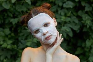 hermosa mujer anti-envejecimiento máscara inclinación tu cabeza a el lado cosmetología foto