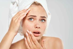 mujer con toalla en cabeza salud limpiar piel punto en cara foto
