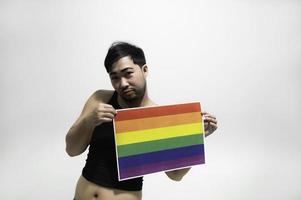 concepto del mes del orgullo lgbt, hombre guapo asiático maquillado y vestido con ropa de mujer, día de la libertad gay, retrato de no binario sobre fondo blanco foto