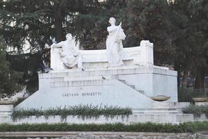 fuente de gaetano donizetti en público parque, Bérgamo, Italia. urbano arquitectónico fotografía. foto