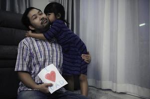 padre día concepto, asiático joven hermoso padre y hija permanecer a hogar juntos foto