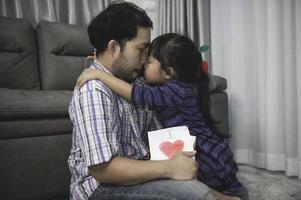 padre día concepto, asiático joven hermoso padre y hija permanecer a hogar juntos foto